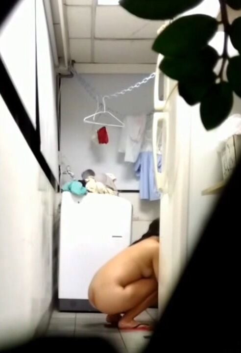 Quay lén chị hàng xóm tắm nhìn ngon quá